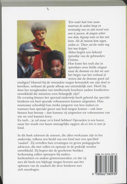 Grote foto kinderen met een raadsel boeken studieboeken