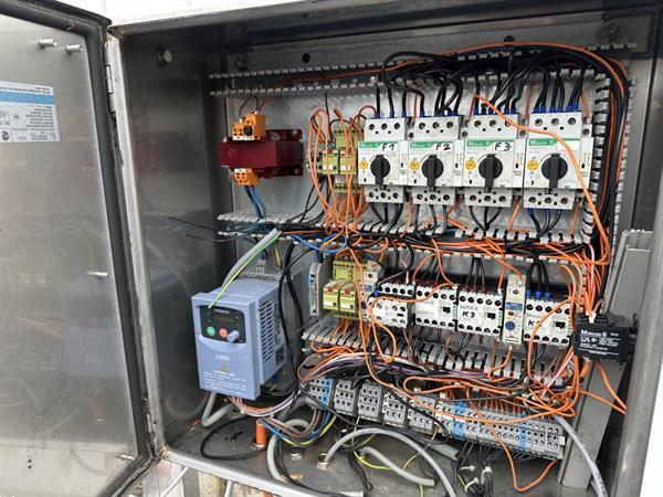 Grote foto seda dubbele transportband voor het spoelen van pompoenen en kisten met bladgroenten agrarisch tuinbouw