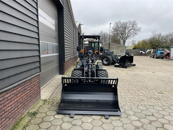 Grote foto giant g2700 x tra hd black edition minishovel nieuw 815 lease agrarisch shovels