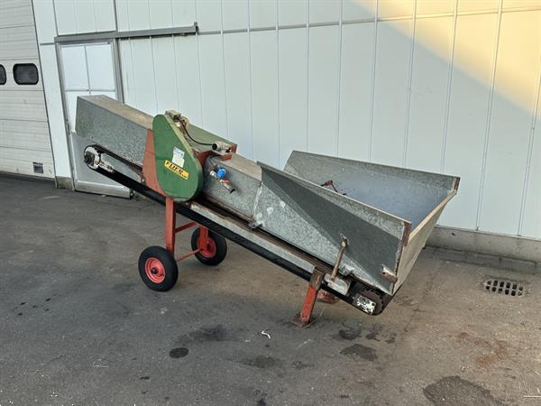 Grote foto flier grondmenger bevochtiger agrarisch tuinbouw