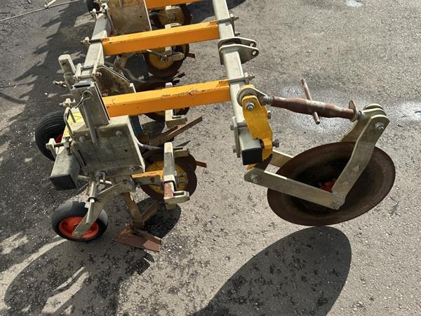 Grote foto rumptstad rsq2000 schoffelmachine 6 rijig met 7 elementen en hydraulische fronthef agrarisch onkruidbestrijding