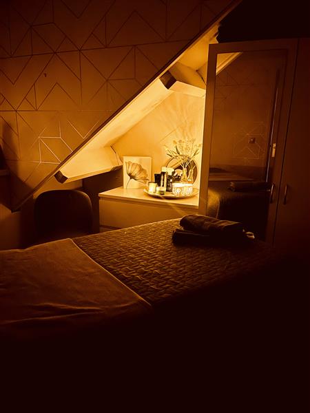 Grote foto vier handen massage diensten en vakmensen masseurs en massagesalons