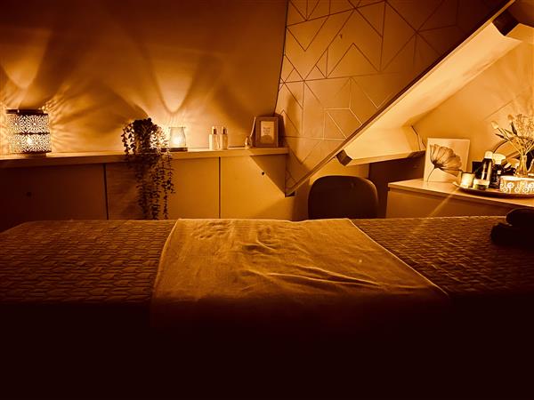 Grote foto vier handen massage diensten en vakmensen masseurs en massagesalons