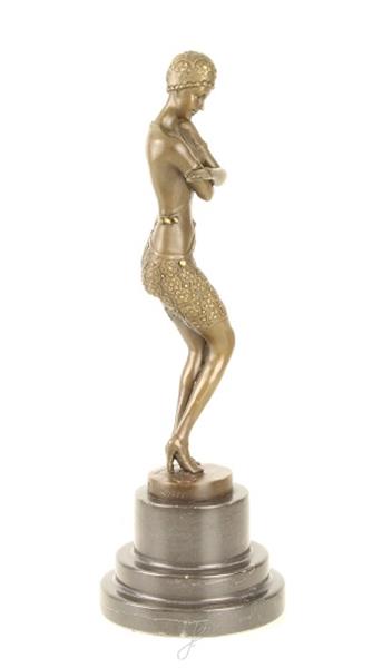 Grote foto een bronzen beeld sculptuur van een bedeesde danseres tuin en terras tuindecoratie