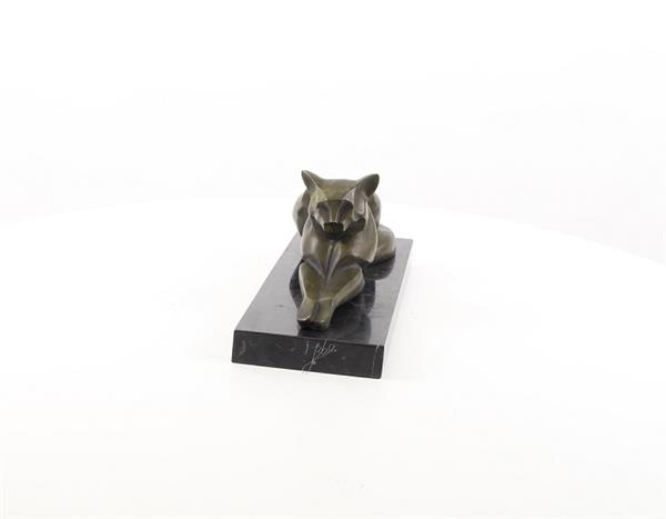 Grote foto een bronzen beeld sculptuur van een liggende kat modernistische stijl tuin en terras tuindecoratie