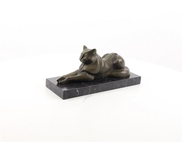 Grote foto een bronzen beeld sculptuur van een liggende kat modernistische stijl tuin en terras tuindecoratie