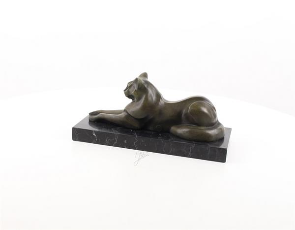 Grote foto een bronzen beeld sculptuur van een liggende kat modernistische stijl tuin en terras tuindecoratie