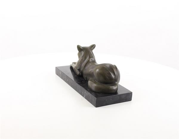 Grote foto een bronzen beeld sculptuur van een liggende kat modernistische stijl tuin en terras tuindecoratie