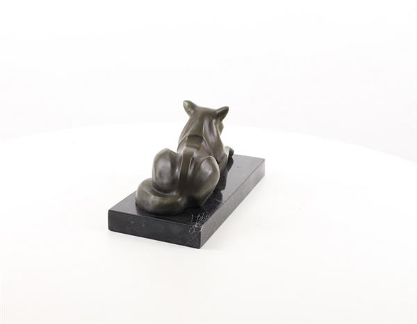 Grote foto een bronzen beeld sculptuur van een liggende kat modernistische stijl tuin en terras tuindecoratie