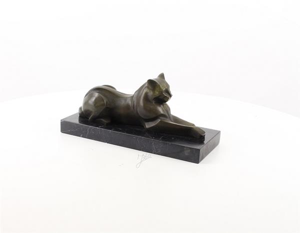 Grote foto een bronzen beeld sculptuur van een liggende kat modernistische stijl tuin en terras tuindecoratie