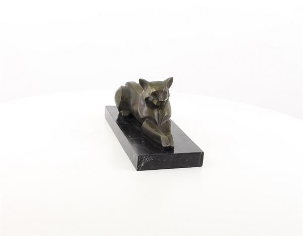 Grote foto een bronzen beeld sculptuur van een liggende kat modernistische stijl tuin en terras tuindecoratie
