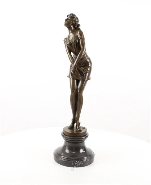 Grote foto een bronzen beeld sculptuur van een peinzende vrouw tuin en terras tuindecoratie