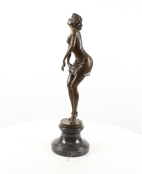 Grote foto een bronzen beeld sculptuur van een peinzende vrouw tuin en terras tuindecoratie