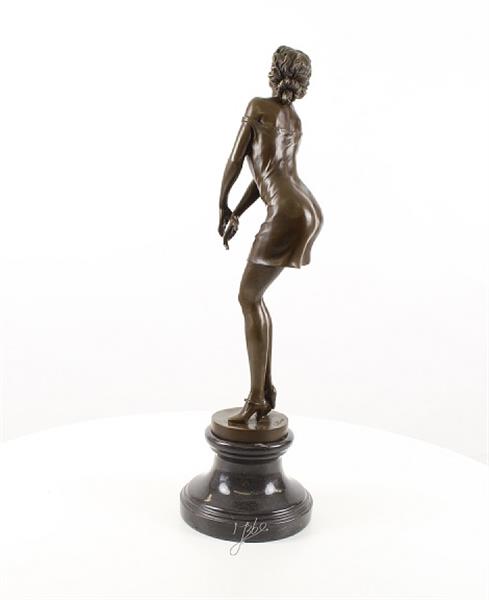 Grote foto een bronzen beeld sculptuur van een peinzende vrouw tuin en terras tuindecoratie