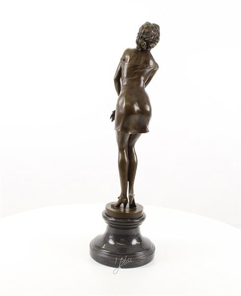 Grote foto een bronzen beeld sculptuur van een peinzende vrouw tuin en terras tuindecoratie