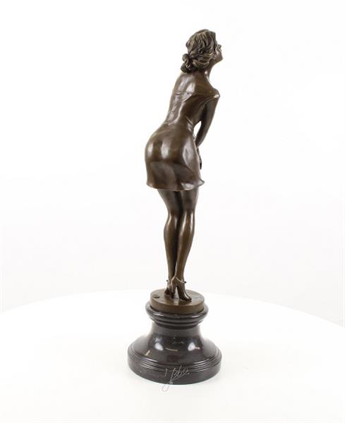Grote foto een bronzen beeld sculptuur van een peinzende vrouw tuin en terras tuindecoratie