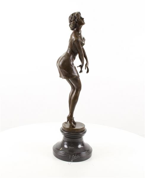 Grote foto een bronzen beeld sculptuur van een peinzende vrouw tuin en terras tuindecoratie