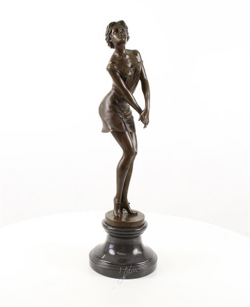 Grote foto een bronzen beeld sculptuur van een peinzende vrouw tuin en terras tuindecoratie
