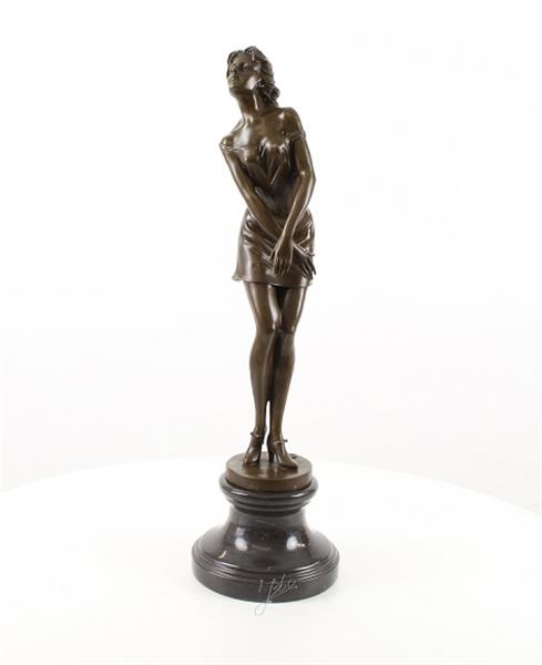 Grote foto een bronzen beeld sculptuur van een peinzende vrouw tuin en terras tuindecoratie