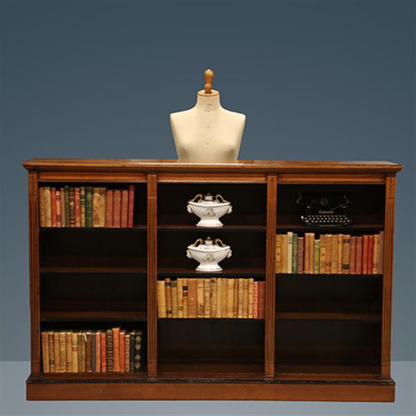 Grote foto lage en brede open boekenkast noten met zwarte accenten ca 1880 no.260610 antiek en kunst stoelen en banken