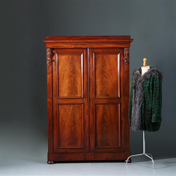 Grote foto victoriaans garderobe kast of kapstok met deuren praktisch interieur ca 1870 no.270115 antiek en kunst stoelen en banken