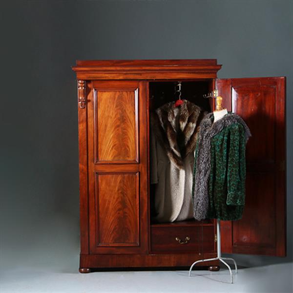Grote foto victoriaans garderobe kast of kapstok met deuren praktisch interieur ca 1870 no.270115 antiek en kunst stoelen en banken