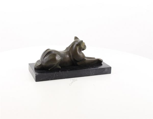 Grote foto een bronzen beeld sculptuur van een liggende kat modernistische stijl tuin en terras tuindecoratie