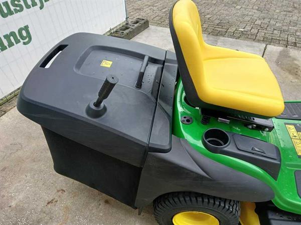 Grote foto john deere zitmaaier tuin en terras zitmaaiers