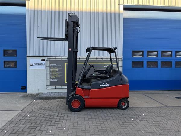 Grote foto vs 22118 elektrische triplex heftruck linde e30 sideshift 8.000mm agrarisch heftrucks