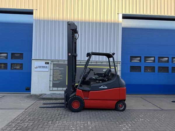 Grote foto vs 22118 elektrische triplex heftruck linde e30 sideshift 8.000mm agrarisch heftrucks