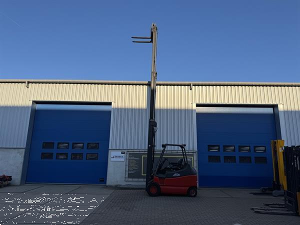 Grote foto vs 22118 elektrische triplex heftruck linde e30 sideshift 8.000mm agrarisch heftrucks