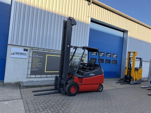 Grote foto vs 22118 elektrische triplex heftruck linde e30 sideshift 8.000mm agrarisch heftrucks