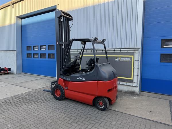 Grote foto vs 22118 elektrische triplex heftruck linde e30 sideshift 8.000mm agrarisch heftrucks