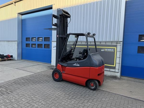 Grote foto vs 22118 elektrische triplex heftruck linde e30 sideshift 8.000mm agrarisch heftrucks
