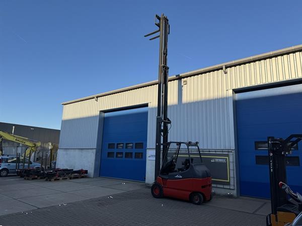 Grote foto vs 22118 elektrische triplex heftruck linde e30 sideshift 8.000mm agrarisch heftrucks