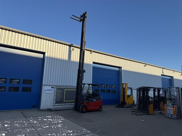 Grote foto vs 22118 elektrische triplex heftruck linde e30 sideshift 8.000mm agrarisch heftrucks