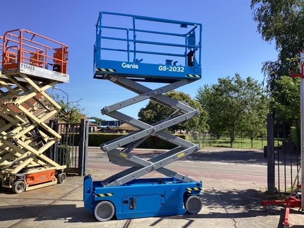 Grote foto schaarhoogwerker genie gs2032 nieuwe batterijen doe het zelf en verbouw hoogwerkers