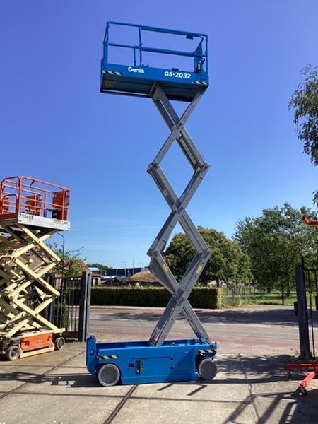 Grote foto schaarhoogwerker genie gs2032 nieuwe batterijen doe het zelf en verbouw hoogwerkers