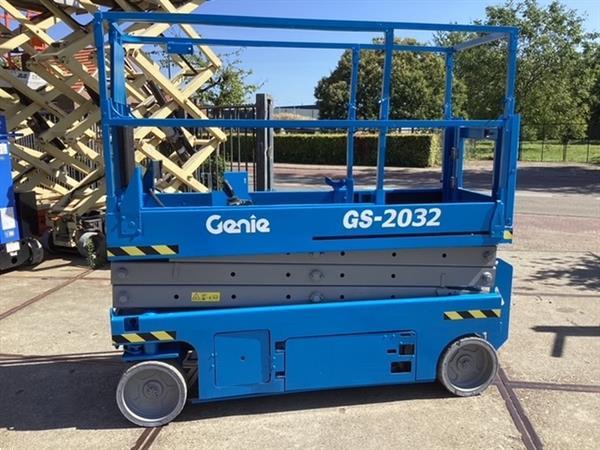 Grote foto schaarhoogwerker genie gs2032 nieuwe batterijen doe het zelf en verbouw hoogwerkers