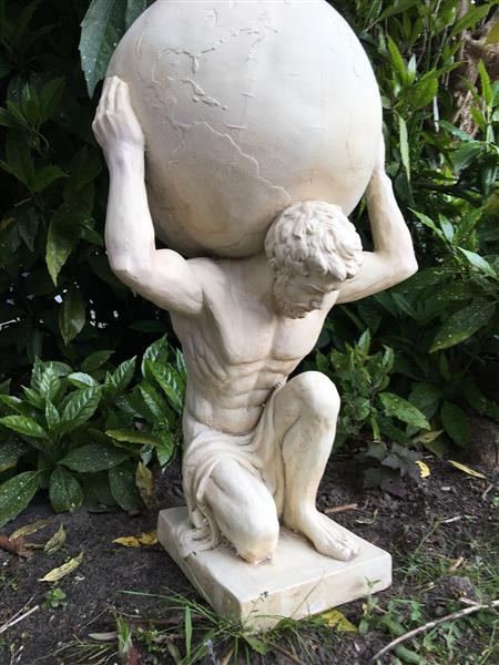 Grote foto beeld van atlas 70 cm vintage look polystone tuin en terras tuindecoratie