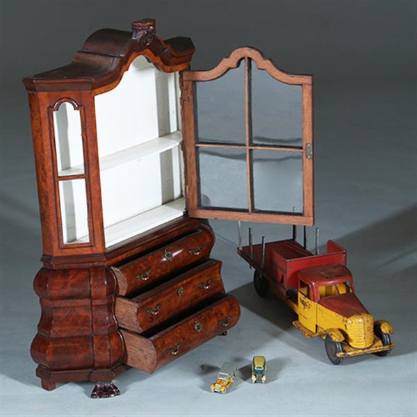 Grote foto miniatuur of meesterstuk van een 18e eeuwse wortelnoten porseleinkast ca 1885 no.271745 antiek en kunst stoelen en banken