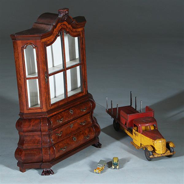 Grote foto miniatuur of meesterstuk van een 18e eeuwse wortelnoten porseleinkast ca 1885 no.271745 antiek en kunst stoelen en banken