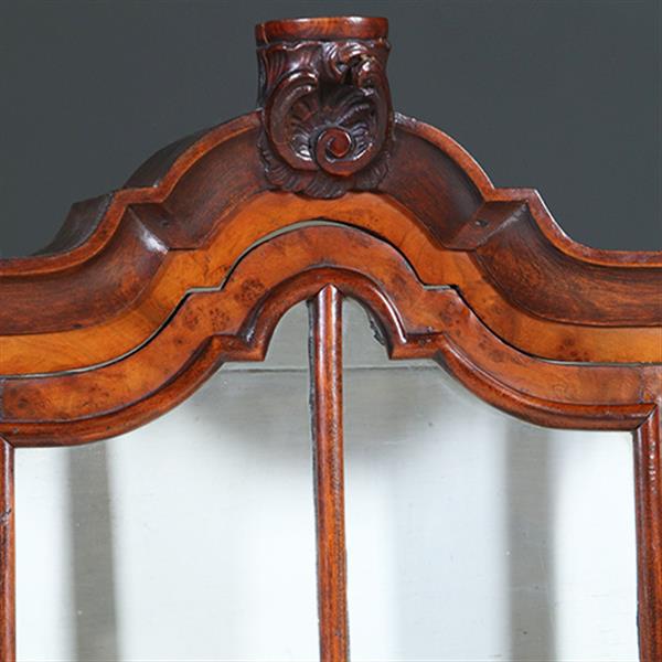 Grote foto miniatuur of meesterstuk van een 18e eeuwse wortelnoten porseleinkast ca 1885 no.271745 antiek en kunst stoelen en banken
