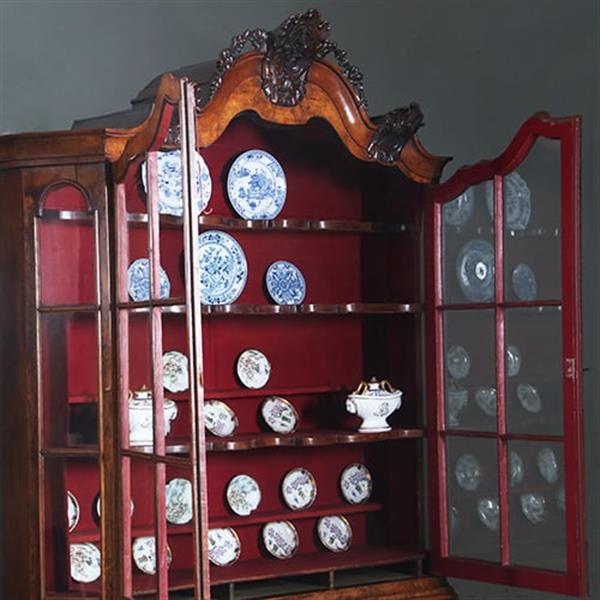 Grote foto groot wortelnoten porseleinkast ca 1755 hollands rococo no.271740 antiek en kunst stoelen en banken