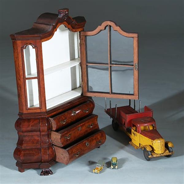 Grote foto miniatuur of meesterstuk van een 18e eeuwse wortelnoten porseleinkast ca 1885 no.271745 antiek en kunst stoelen en banken