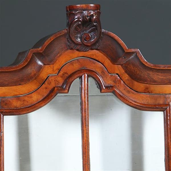 Grote foto miniatuur of meesterstuk van een 18e eeuwse wortelnoten porseleinkast ca 1885 no.271745 antiek en kunst stoelen en banken