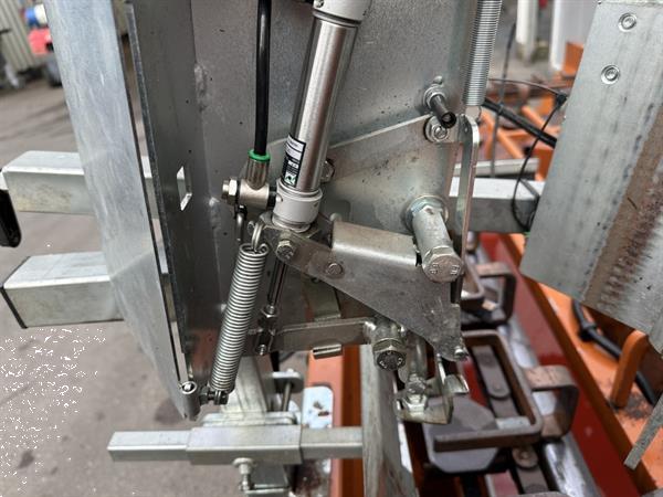 Grote foto javo standaard potmachine met pneumatische potdispenser en uitwerper agrarisch tuinbouw