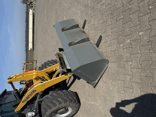 Grote foto mustang loader incl bak en lepels agrarisch shovels