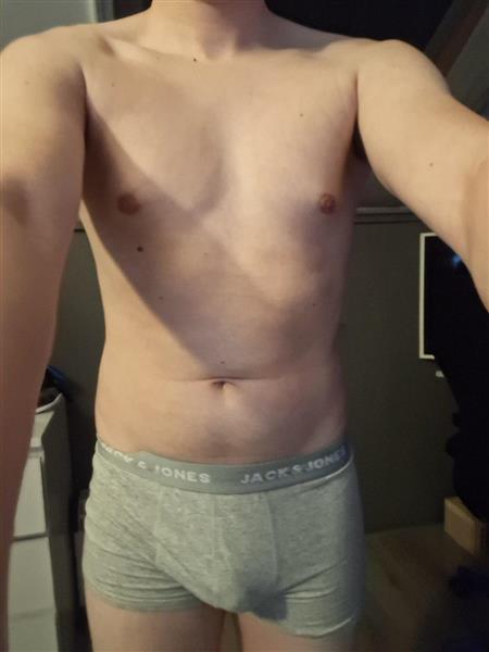 Grote foto jonge man bied zich aan voor m v erotiek escort service