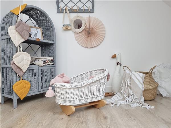 Grote foto rieten poppenwieg wit met dekens dekens roze met strik kinderen en baby poppen
